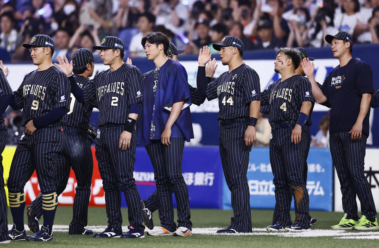 オリックス対巨人　巨人に勝利し、ナインを出迎えるオリックス曽谷（左から4人目）（撮影・藤尾明華）