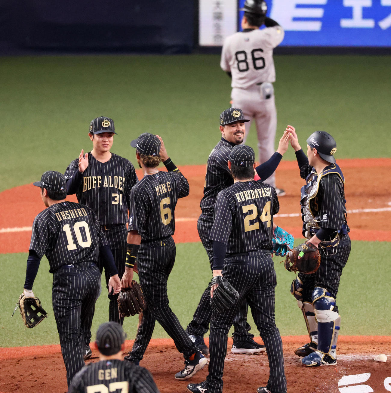 オリックス対巨人　巨人に3連勝しマウンドでナインとタッチするマチャド（撮影・加藤哉）