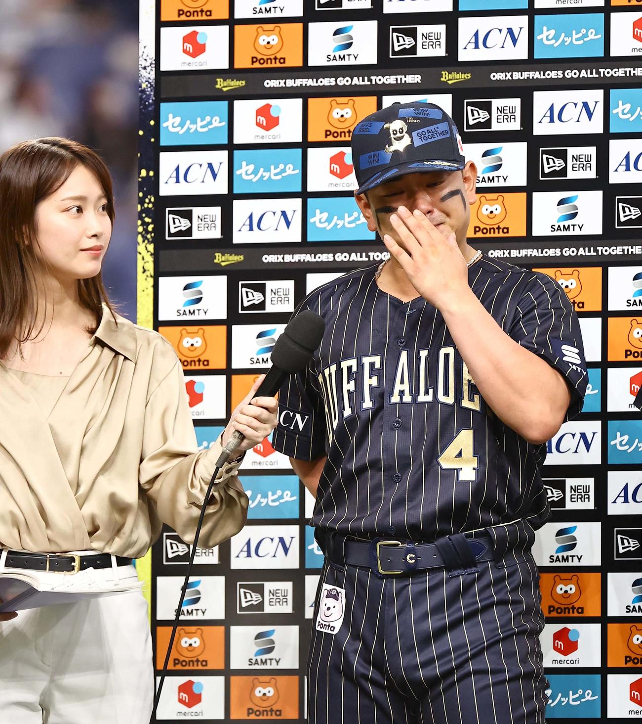 オリックス対巨人　お立ち台で涙を流す森（撮影・上田博志）