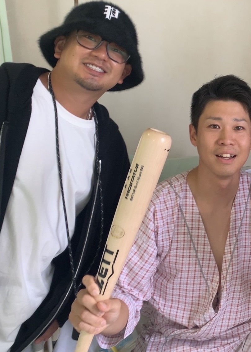 昨秋、大阪桐蔭の同期・福森大翔さんが悪性腫瘍摘出のオペ後、オリックス森は「頑張れ　大翔」と書かれたメッセージ入りのバットを差し入れて、お見舞いに駆けつけた