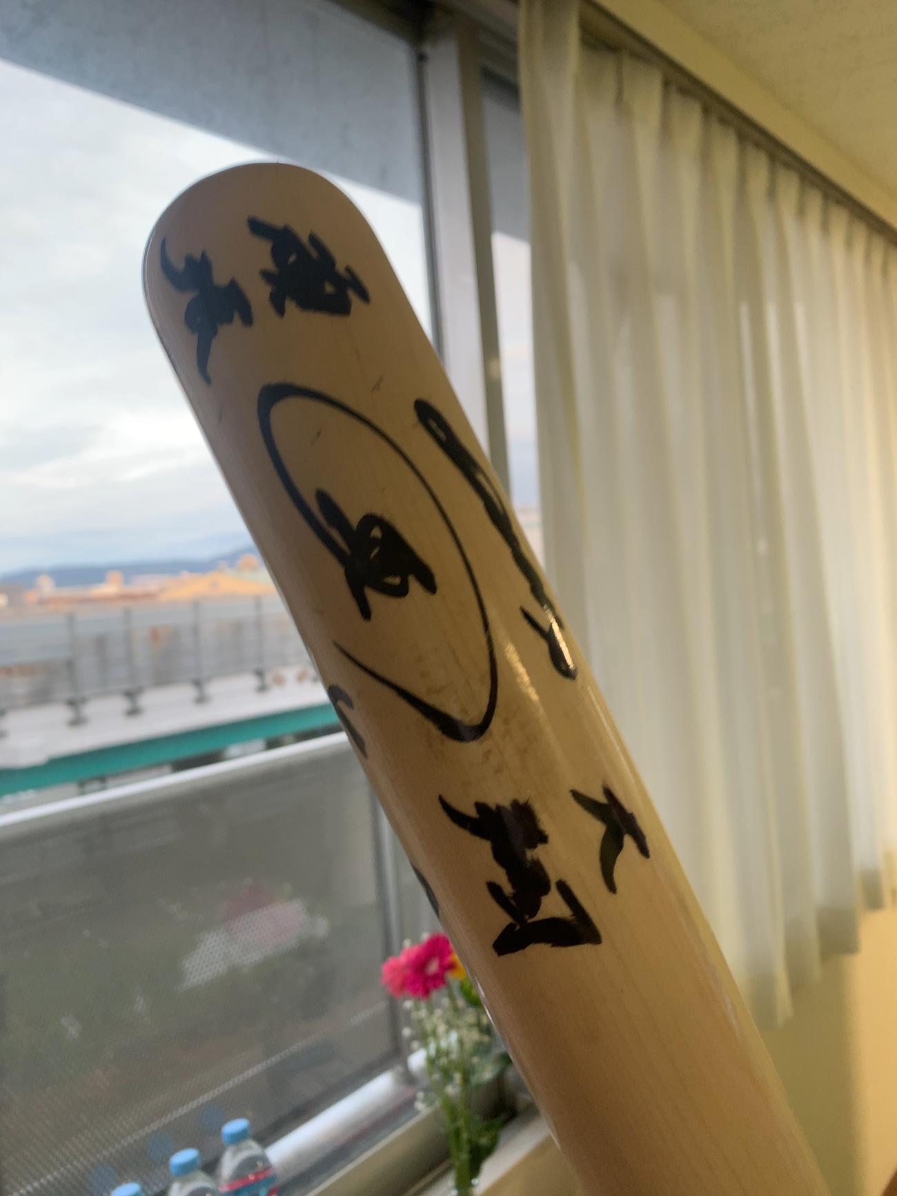 昨秋、大阪桐蔭の同期・福森大翔さんが悪性腫瘍摘出のオペ後、オリックス森は「頑張れ　大翔」と書かれたメッセージ入りのバットを差し入れて、お見舞いに駆けつけた