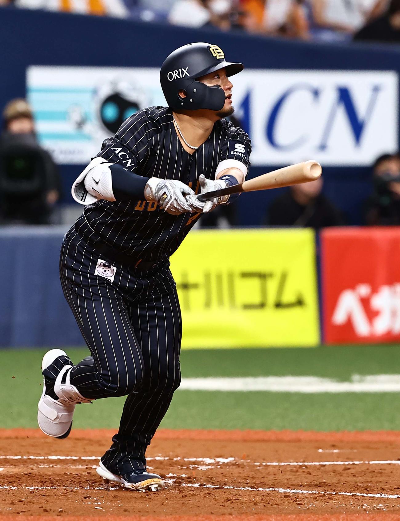 オリックス対巨人　4回裏オリックス無死、森は二塁打を放つ（撮影・上田博志）