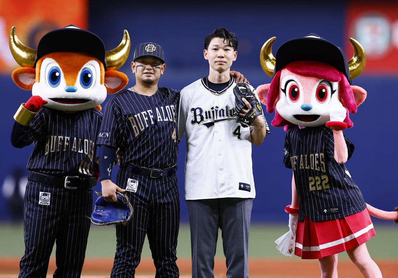 オリックス対巨人　始球式を終え、写真に納まる福森大翔さん（左）とオリックス森（撮影・藤尾明華）
