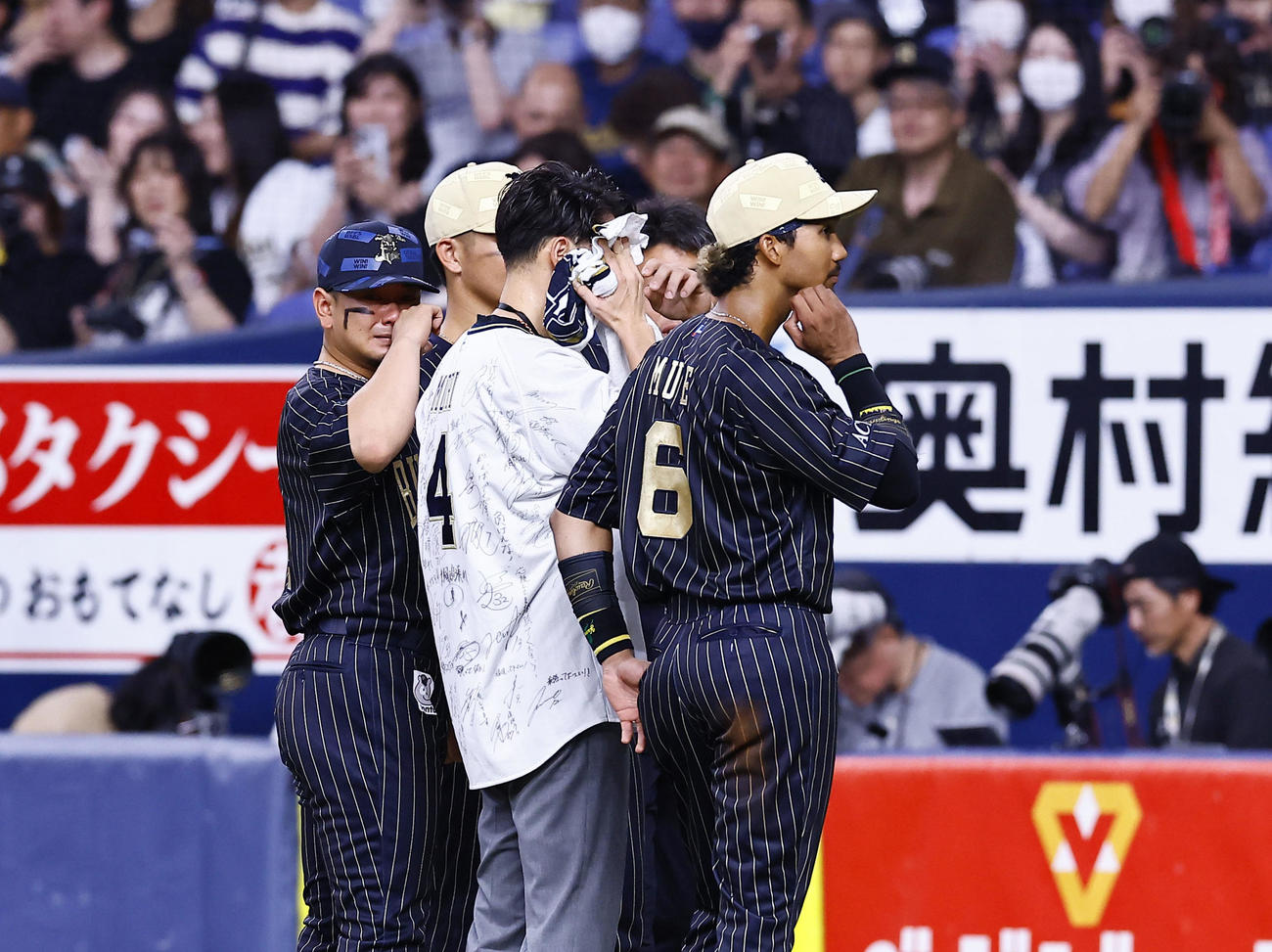 オリックス対巨人　ヒーローインタビューを終え、福森大翔さんらと涙を流しながら写真に納まるオリックス森（左）（撮影・藤尾明華）