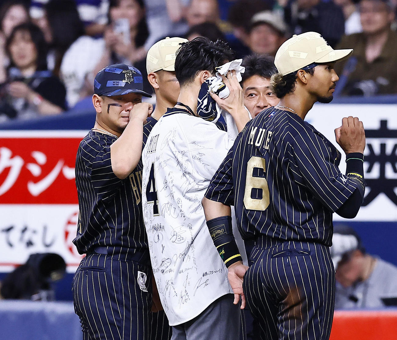 オリックス対巨人　ヒーローインタビューを終え、福森大翔さんらと涙を流しながら写真に納まるオリックス森（左）（撮影・藤尾明華）