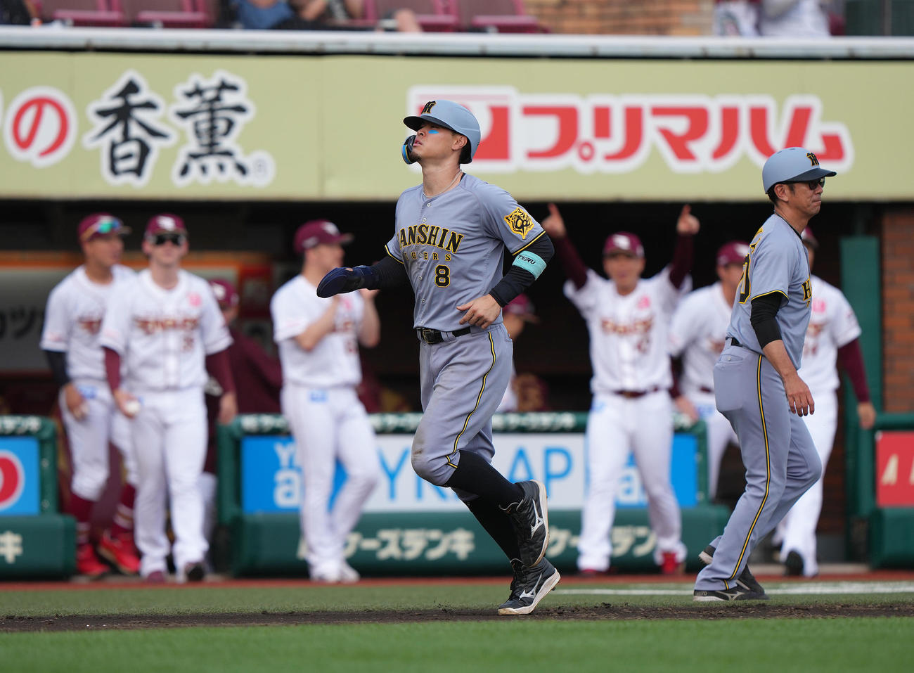 楽天対阪神　11回表阪神2死一、二塁、梅野が右飛に倒れ、残塁の佐藤輝（中央）（撮影・足立雅史）