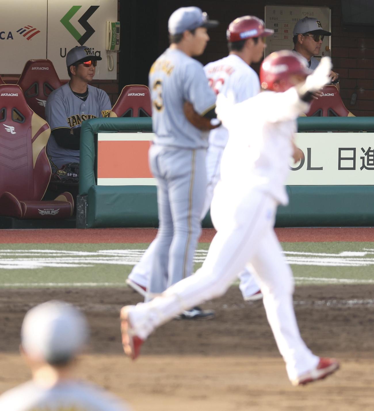 楽天対阪神　延長戦の末、楽天に敗れぼう然とする阪神藤川監督（後方左）（撮影・河田真司）