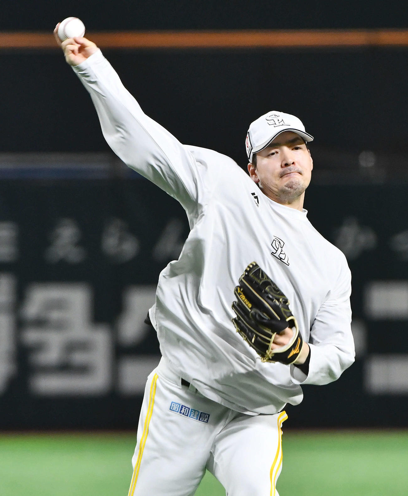 キャッチボールを行うソフトバンク有原（撮影・岩下翔太）