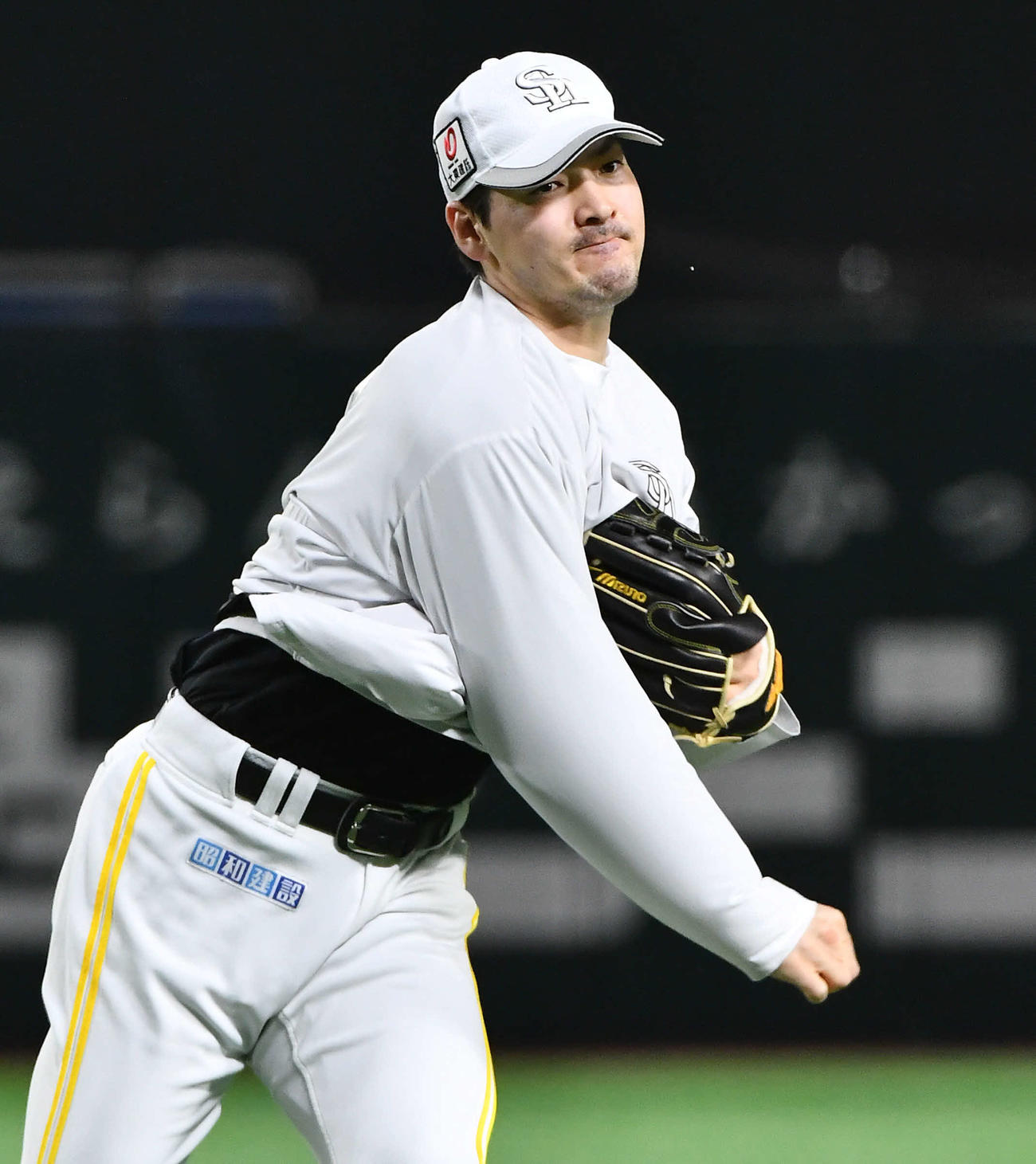 キャッチボールを行うソフトバンク有原（撮影・岩下翔太）