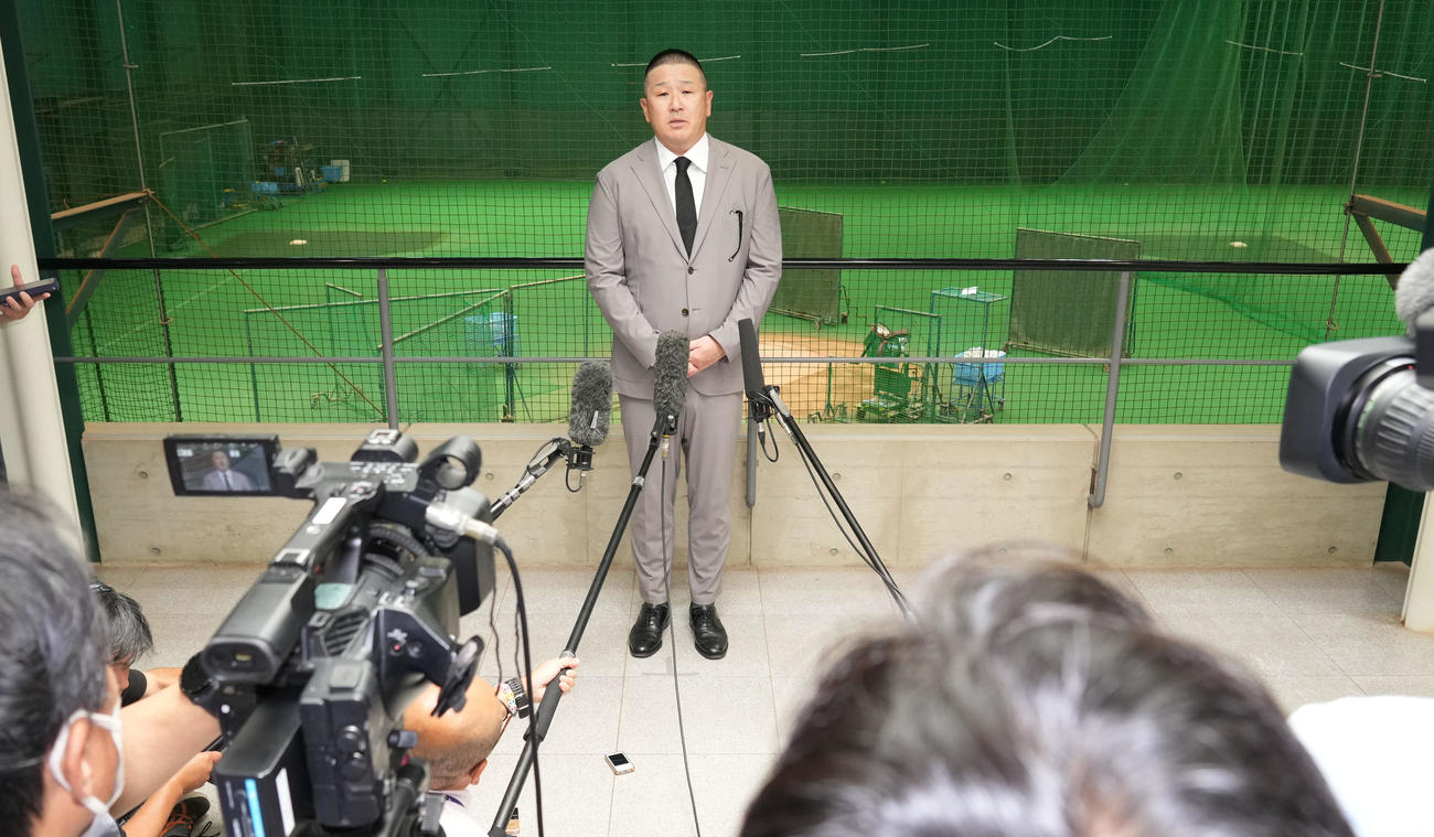 今日からチーム合流する事になり取材に応じる小山2軍投手統括コーチ（撮影・森本幸一）
