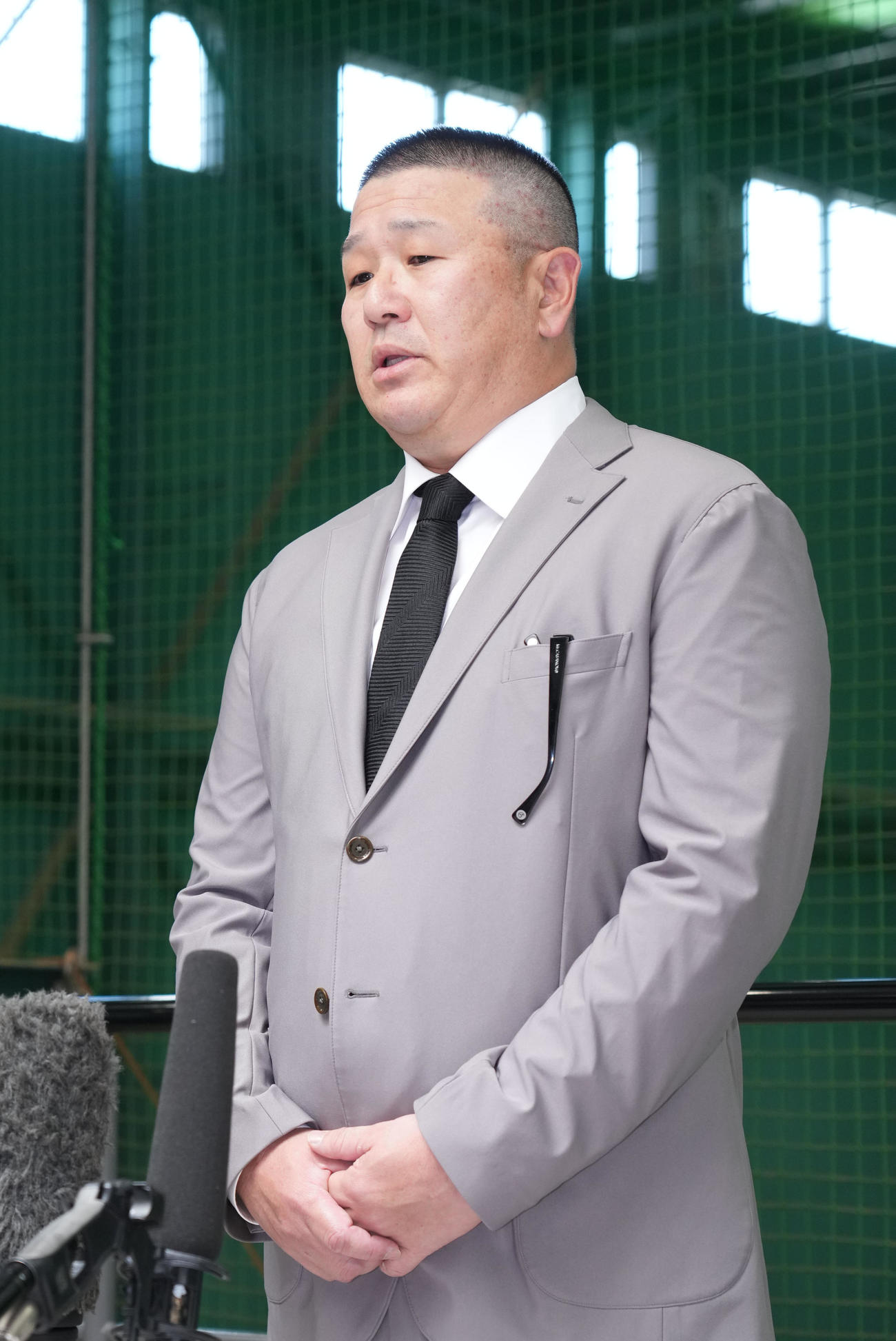 今日からチーム合流する事になり取材に応じる小山2軍投手統括コーチ（撮影・森本幸一）
