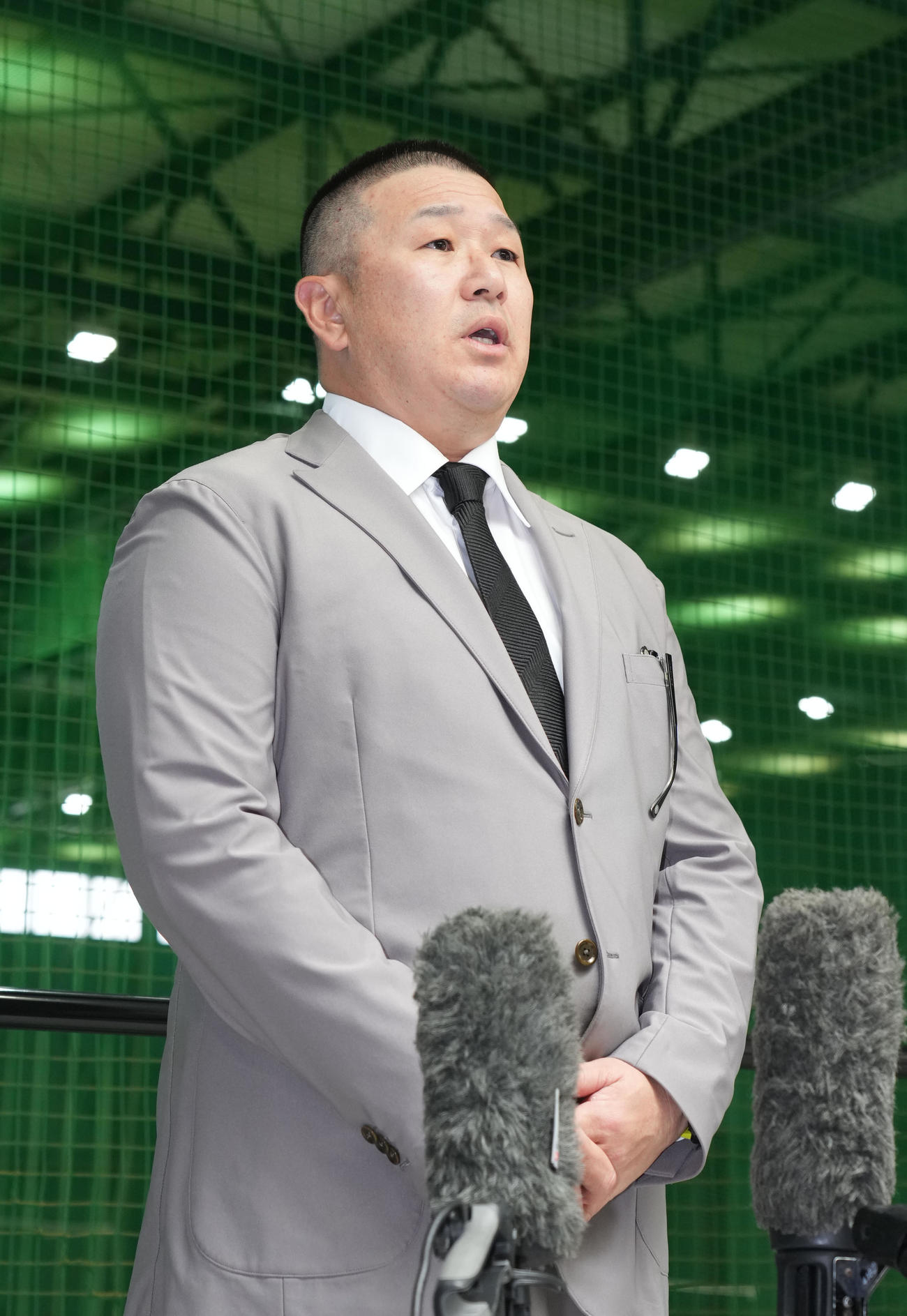今日からチーム合流する事になり取材に応じる小山2軍投手統括コーチ（撮影・森本幸一）