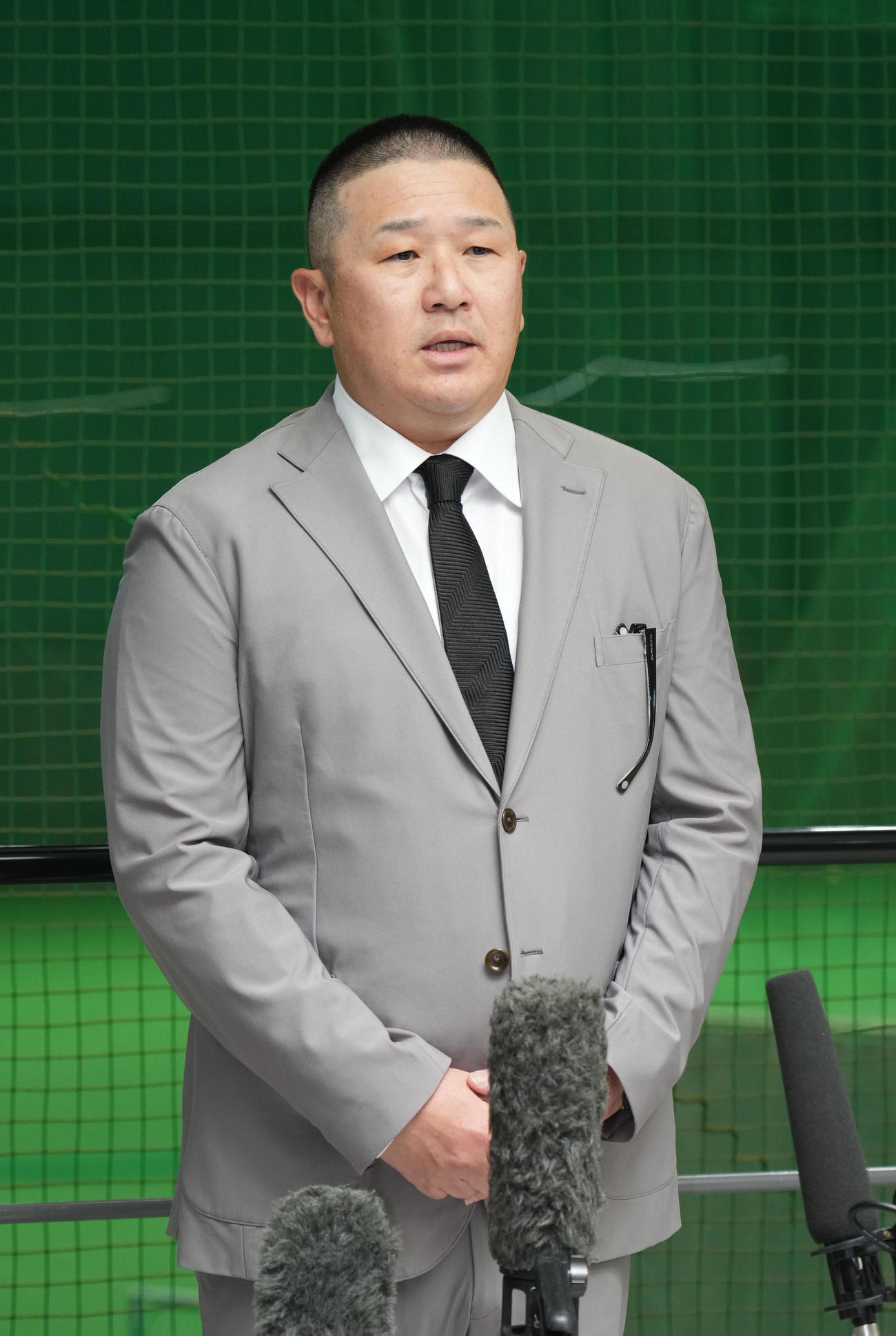 今日からチーム合流する事になり取材に応じる小山2軍投手統括コーチ（撮影・森本幸一）