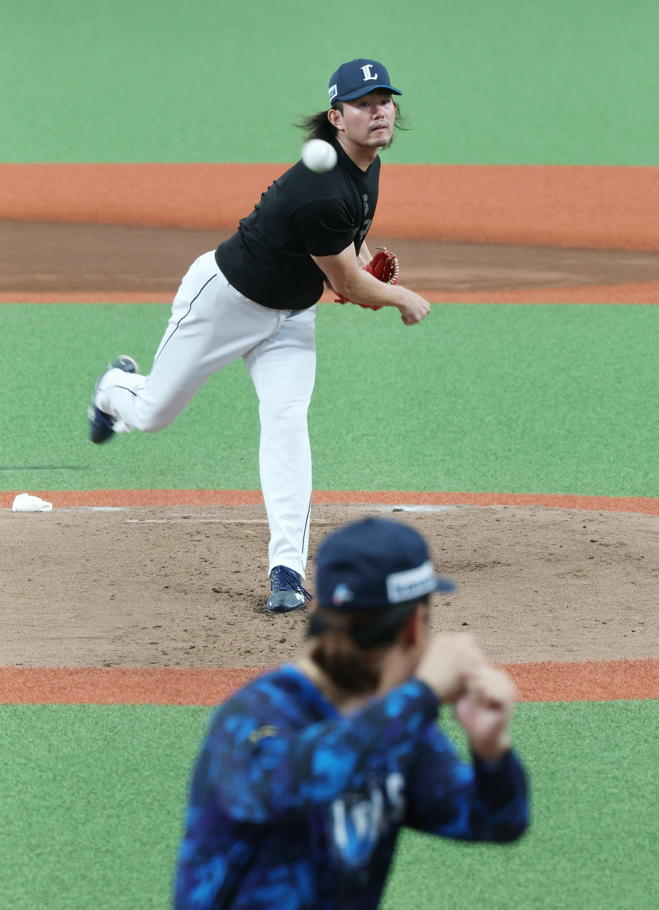 西武高橋が打席に立つ中、投球する今井（撮影・宮地輝）