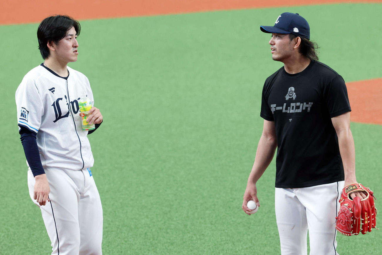 言葉を交わす西武隅田（左）と今井（撮影・宮地輝）