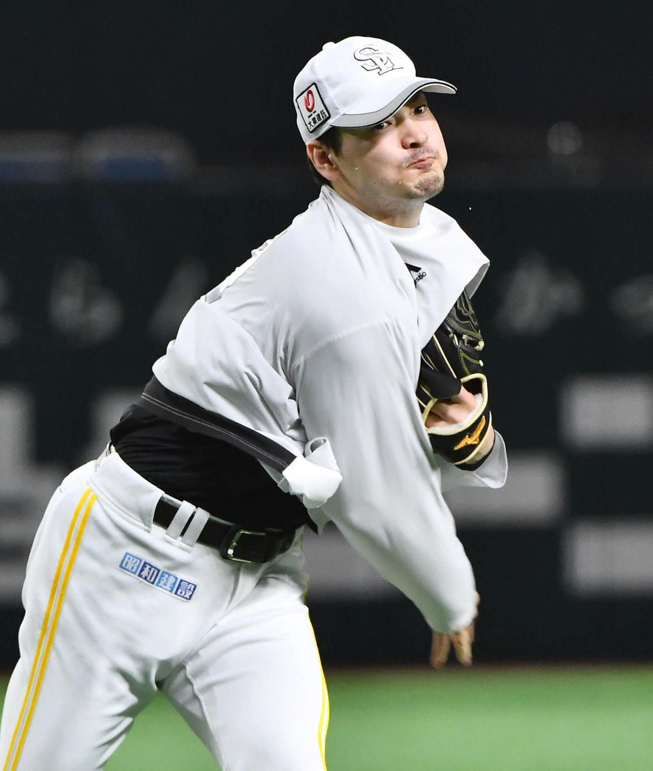 キャッチボールを行うソフトバンク有原（撮影・岩下翔太）