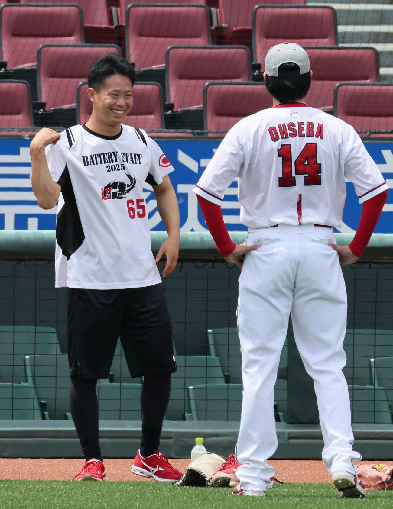 練習中、談笑する玉村と大瀬良（撮影・加藤孝規）