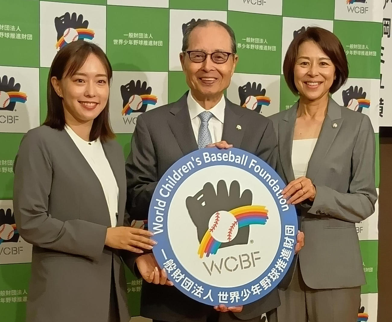 世界少年野球推進財団の王貞治理事長（中央）と財団の新評議員に就任した王理恵さん（右）と石川佳純さん（撮影・鳥谷越直子）