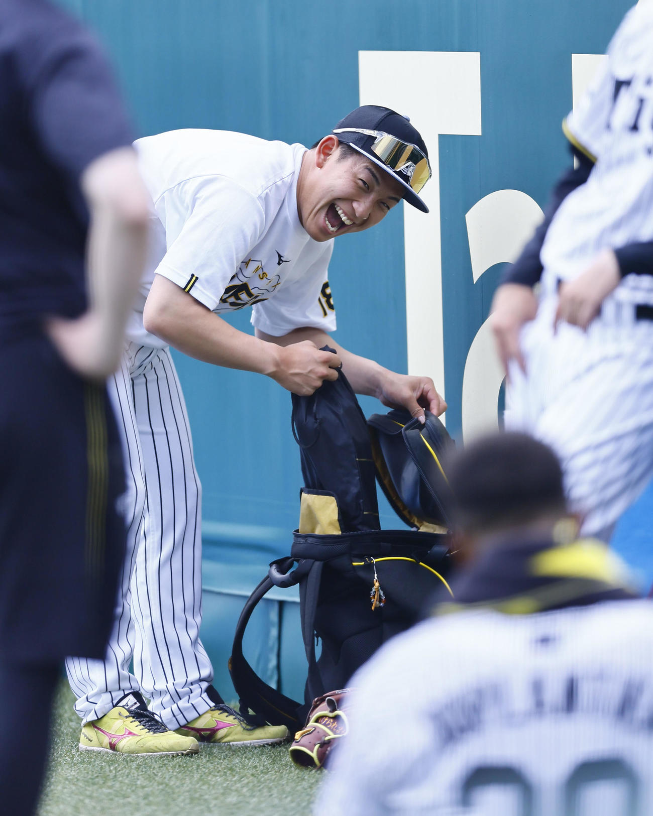 練習に合流し、デュプランティエと笑顔で話しをする阪神伊原（撮影・藤尾明華）