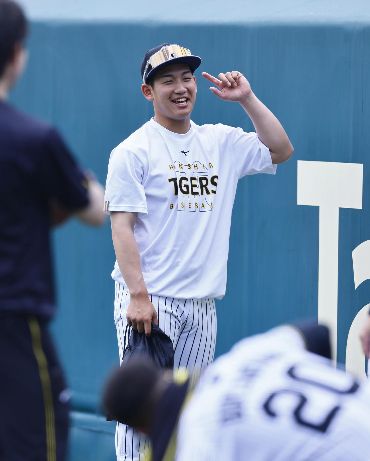 練習に合流し、デュプランティエと笑顔で話しをする阪神伊原（撮影・藤尾明華）