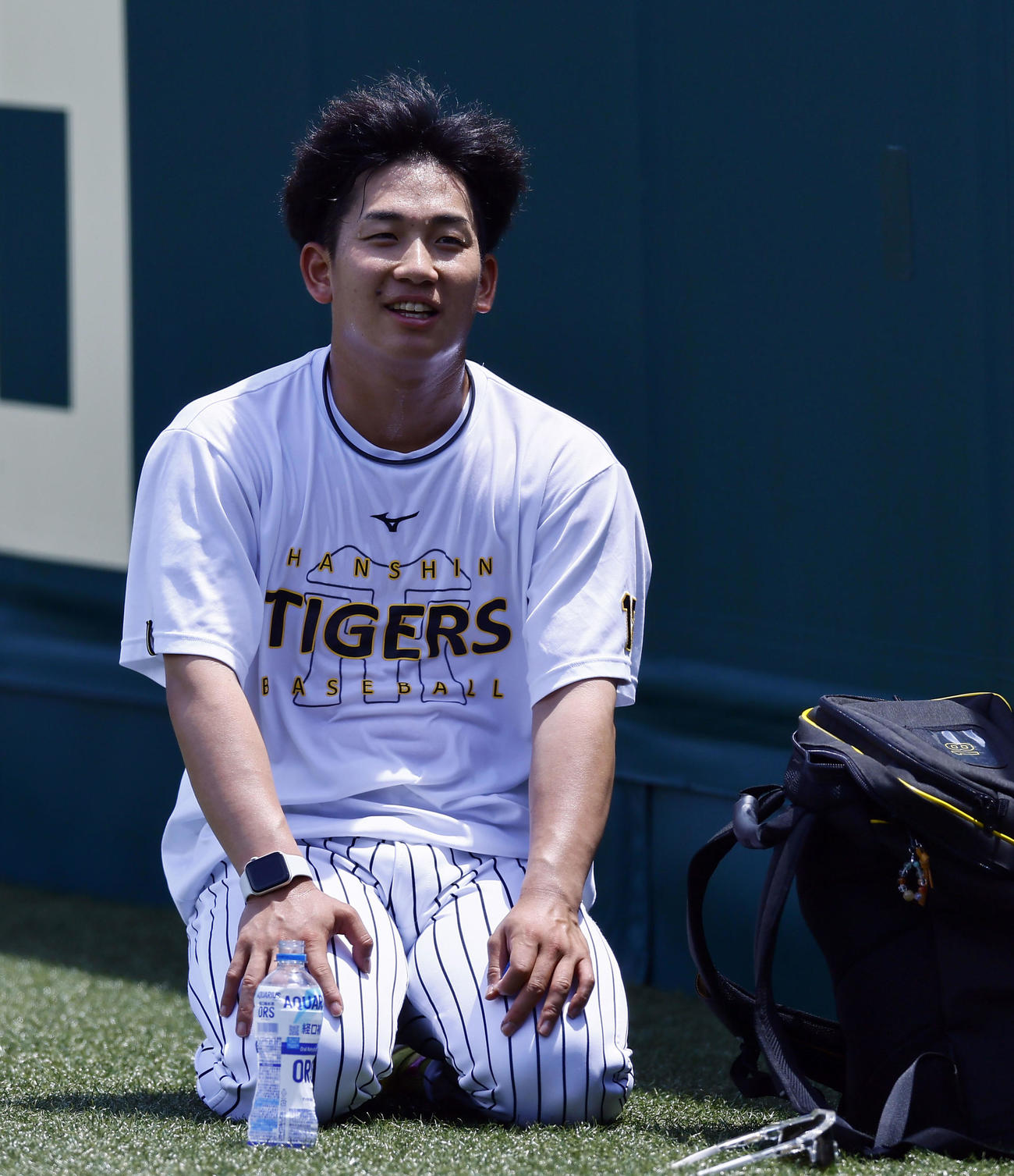 ランニングを終え、トレーナーと話しをする阪神伊原（撮影・藤尾明華）