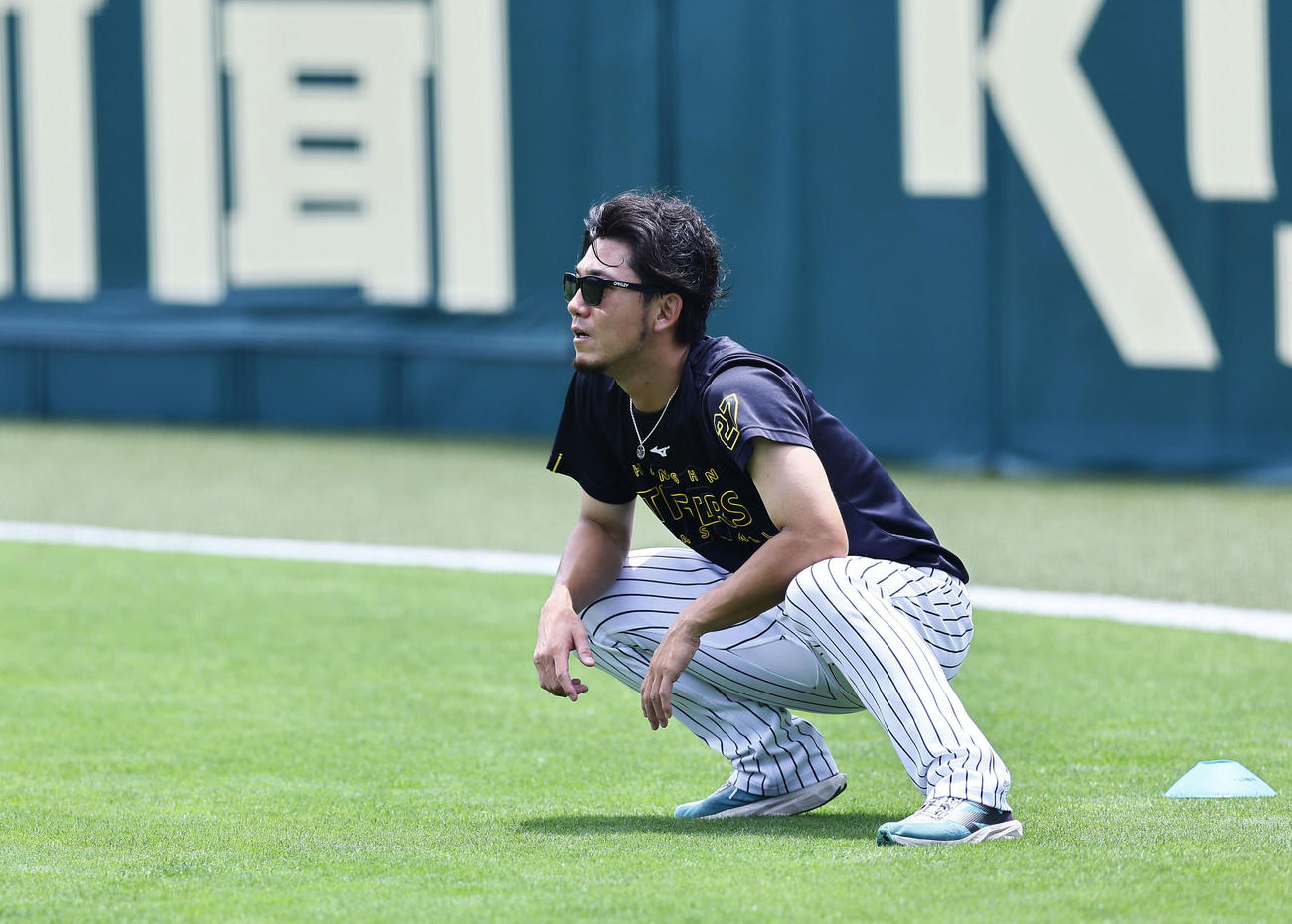 ランニングの間に休憩する阪神伊藤将（撮影・藤尾明華）