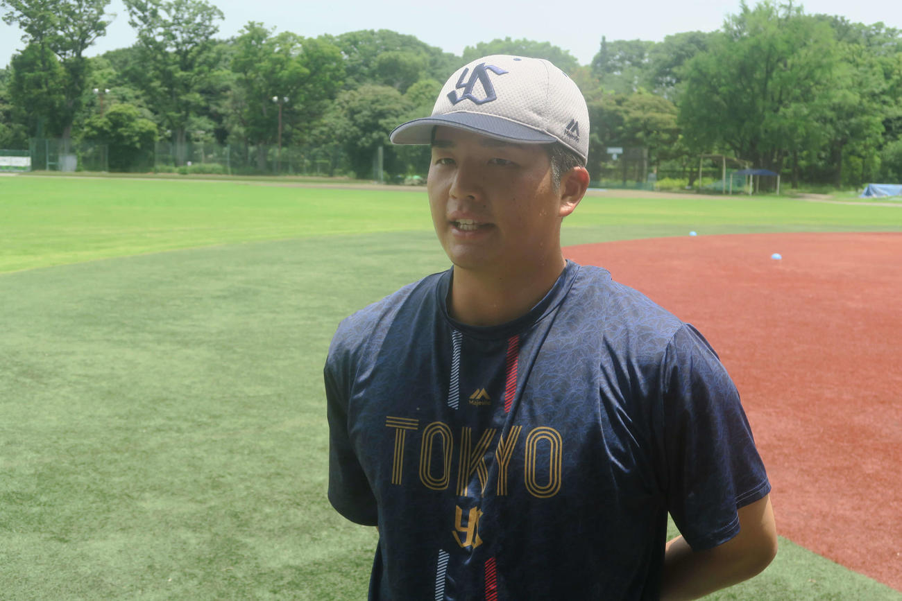 16日　1軍投手練習に合流し、取材を受けるヤクルト中村優