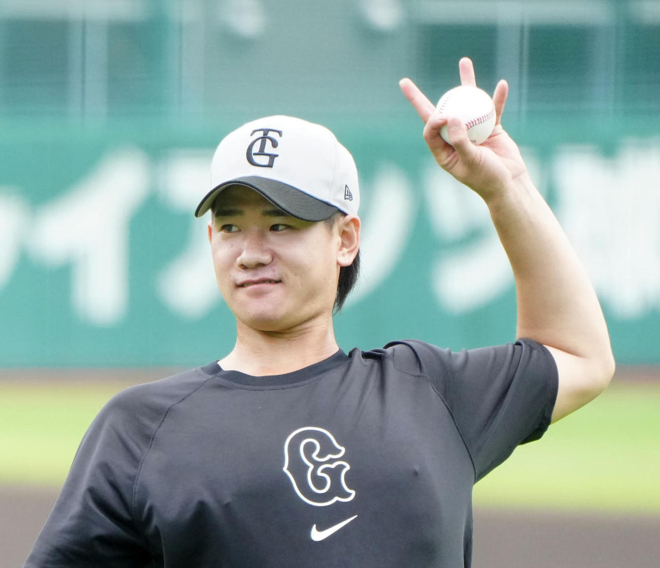 キャッチボールする巨人井上（撮影・江口和貴）