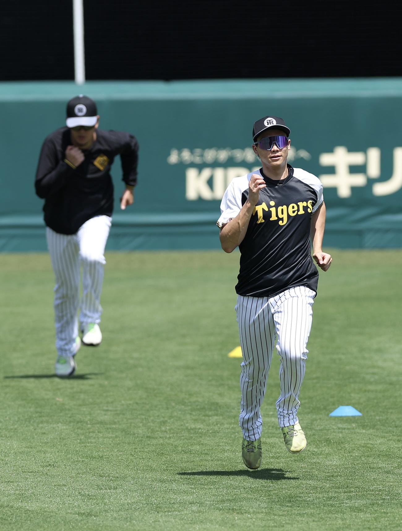 2軍に合流し汗を流す阪神湯浅（右）と岩貞（撮影・前田充）