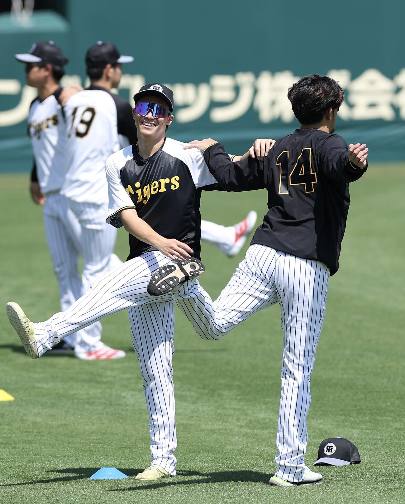 2軍に合流し汗を流す阪神湯浅（左）と岩貞（撮影・前田充）