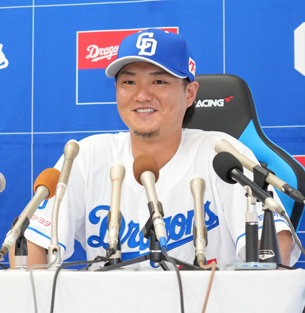 試合前に行われた入団会見の席で明るい表情を見せる佐藤（撮影・森本幸一）