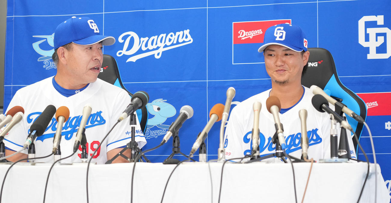試合前、井上監督（左）と入団会見の席に着く佐藤（撮影・森本幸一）