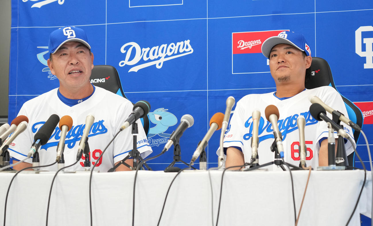 試合前、井上監督（左）と入団会見の席に着く佐藤（撮影・森本幸一）