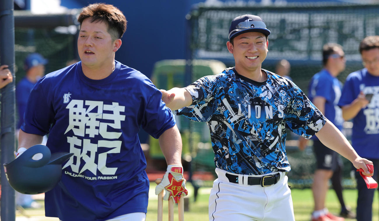 DeNA対西武　中大の先輩DeNA牧（左）にあいさつする西武古賀悠（撮影・野上伸悟）