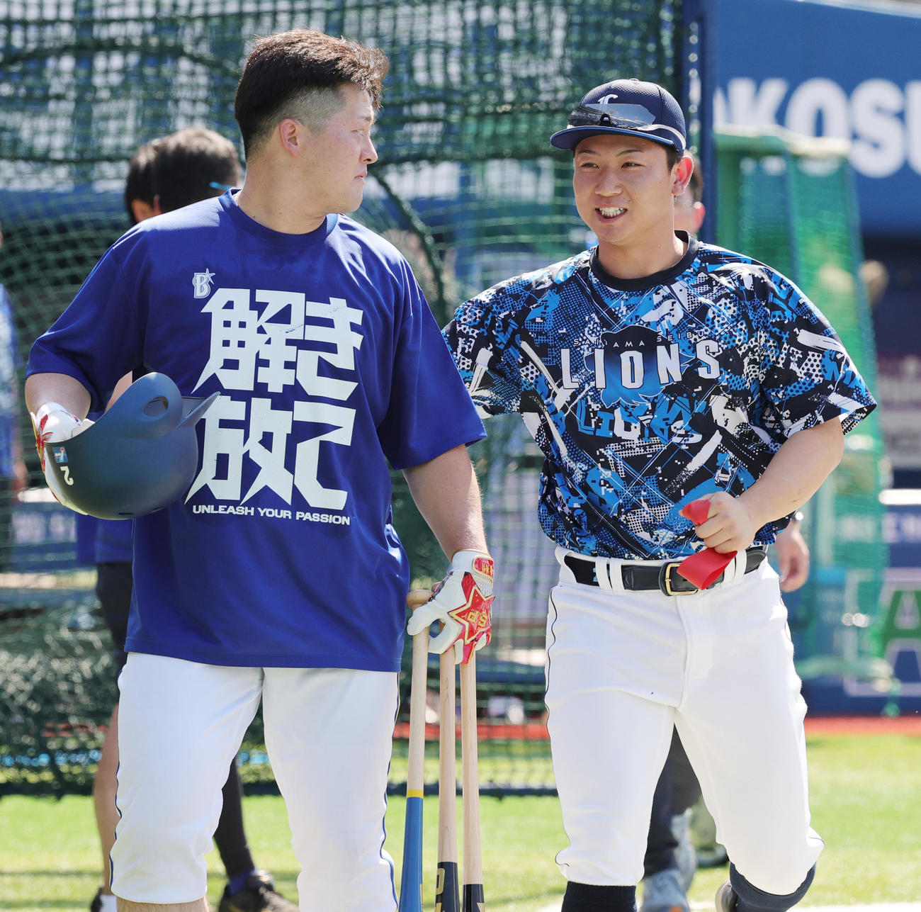 DeNA対西武　中大の先輩DeNA牧（左）にあいさつする西武古賀悠（撮影・野上伸悟）