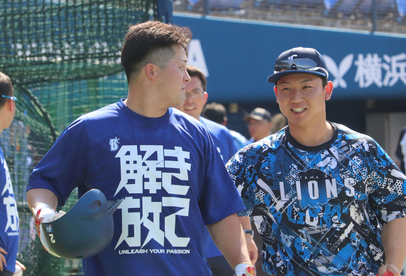 中大時代の後輩・西武古賀悠と久しぶりに再会するも、ダッシュで逃亡するDeNA牧（撮影・小早川宗一郎）