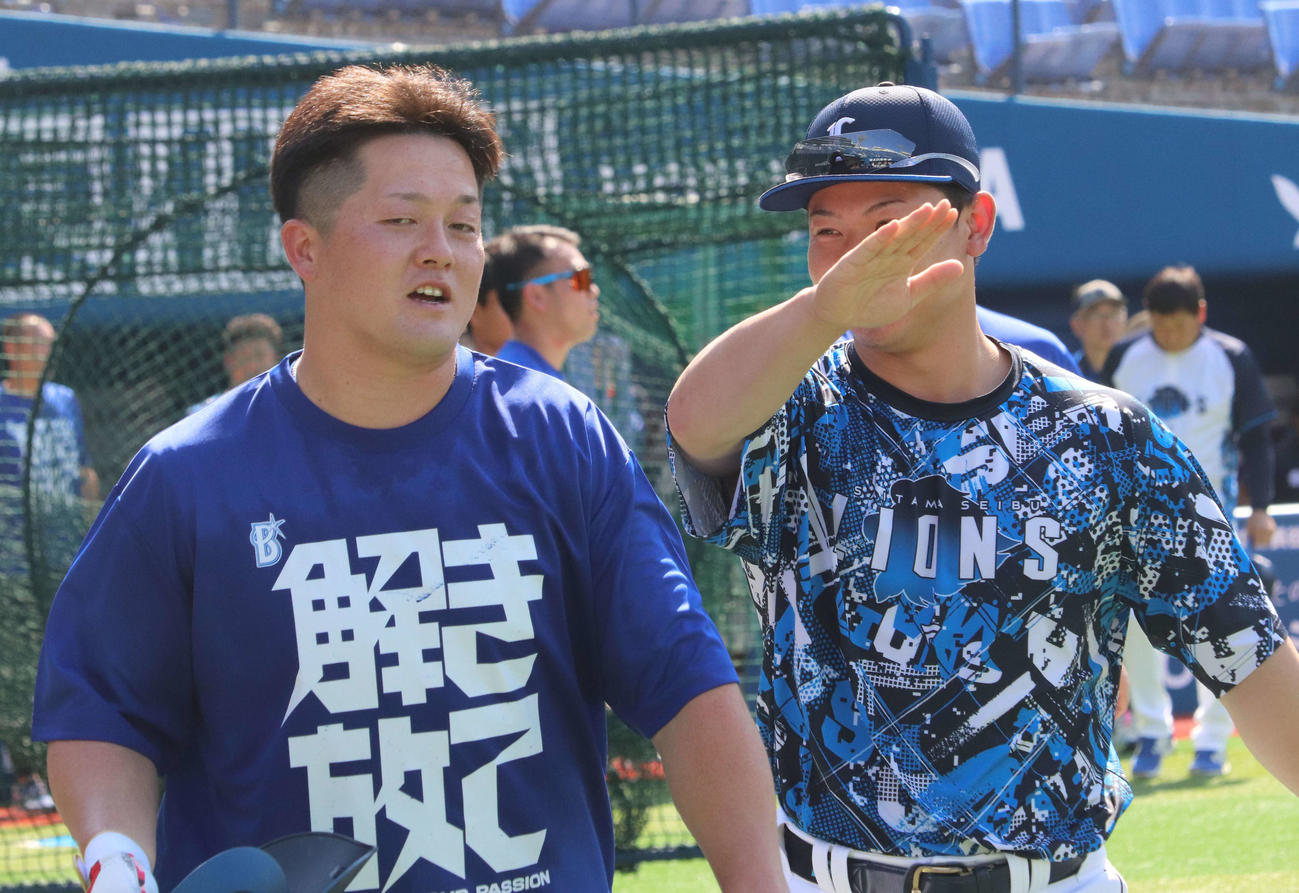 中大時代の後輩・西武古賀悠と久しぶりに再会するも、ダッシュで逃亡するDeNA牧（撮影・小早川宗一郎）