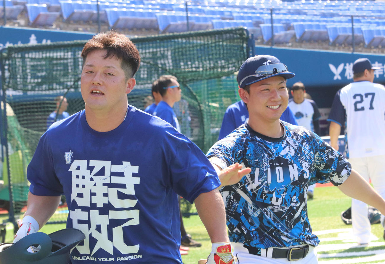 中大時代の後輩・西武古賀悠と久しぶりに再会するも、ダッシュで逃亡するDeNA牧（撮影・小早川宗一郎）
