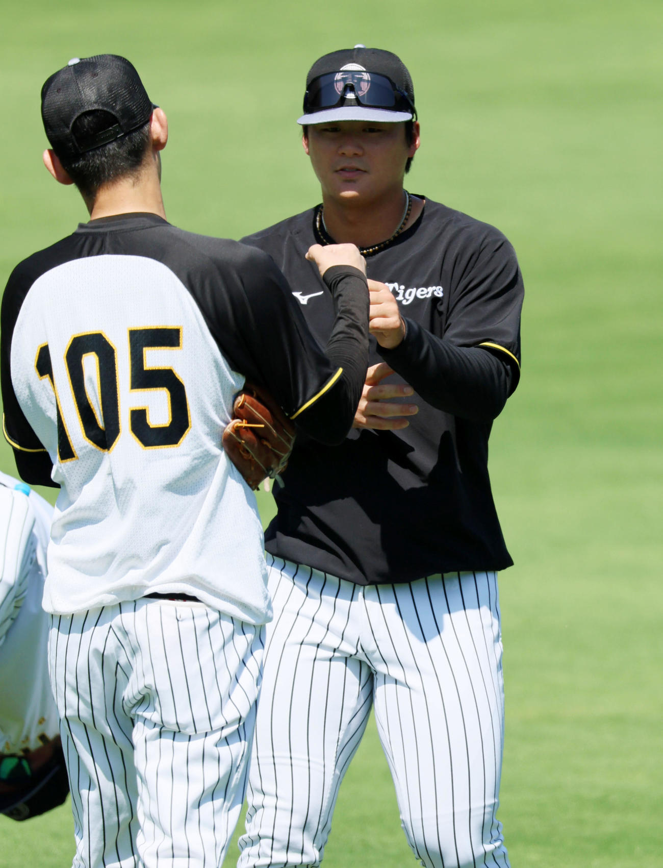 阪神対ロッテ　練習前にチーム関係者とあいさつする前川（撮影・加藤哉）
