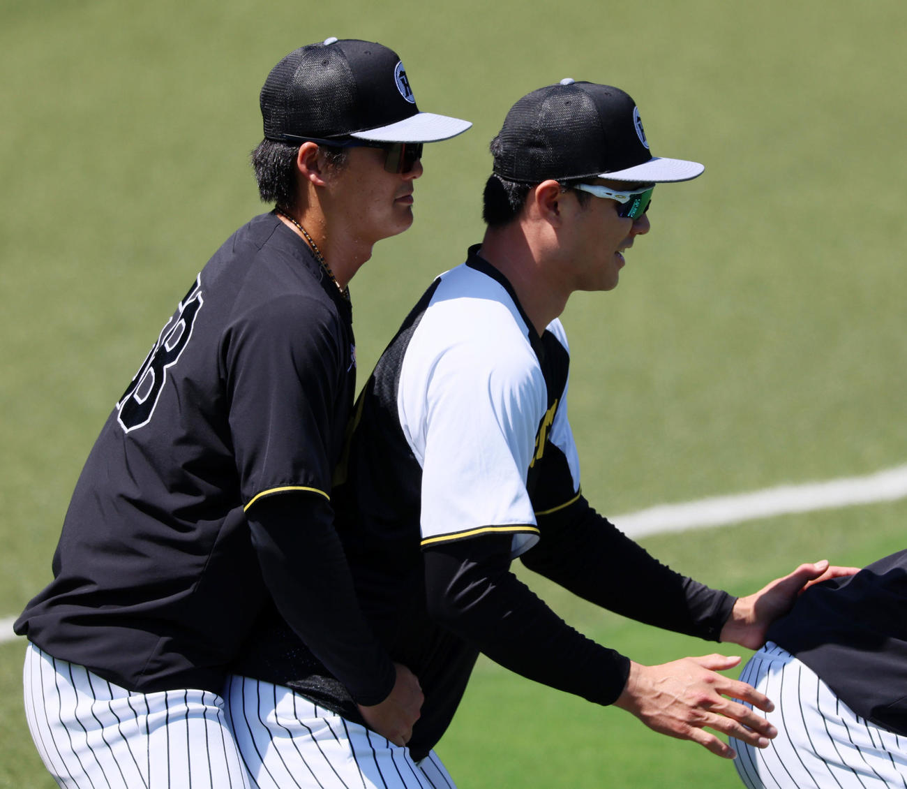 阪神対ロッテ　森下（右）にくっつく前川（撮影・加藤哉）