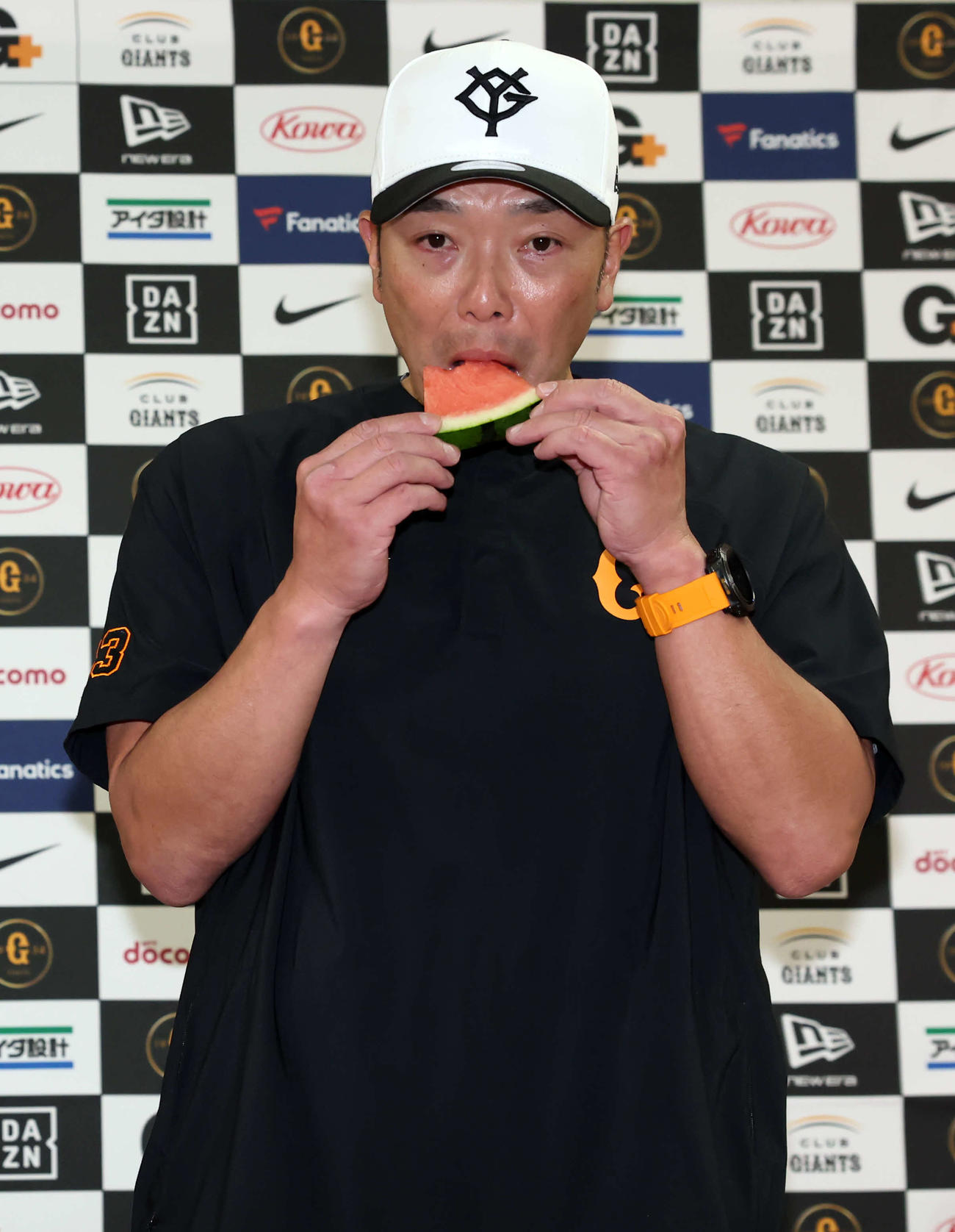 巨人対日本ハム　試合前、冨里市からスイカを贈られパクリと食べる巨人阿部監督（撮影・浅見桂子）
