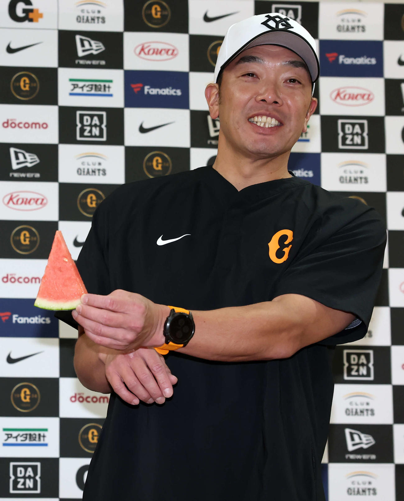 巨人対日本ハム　試合前、冨里市からスイカを贈られ笑顔の巨人阿部監督（撮影・浅見桂子）