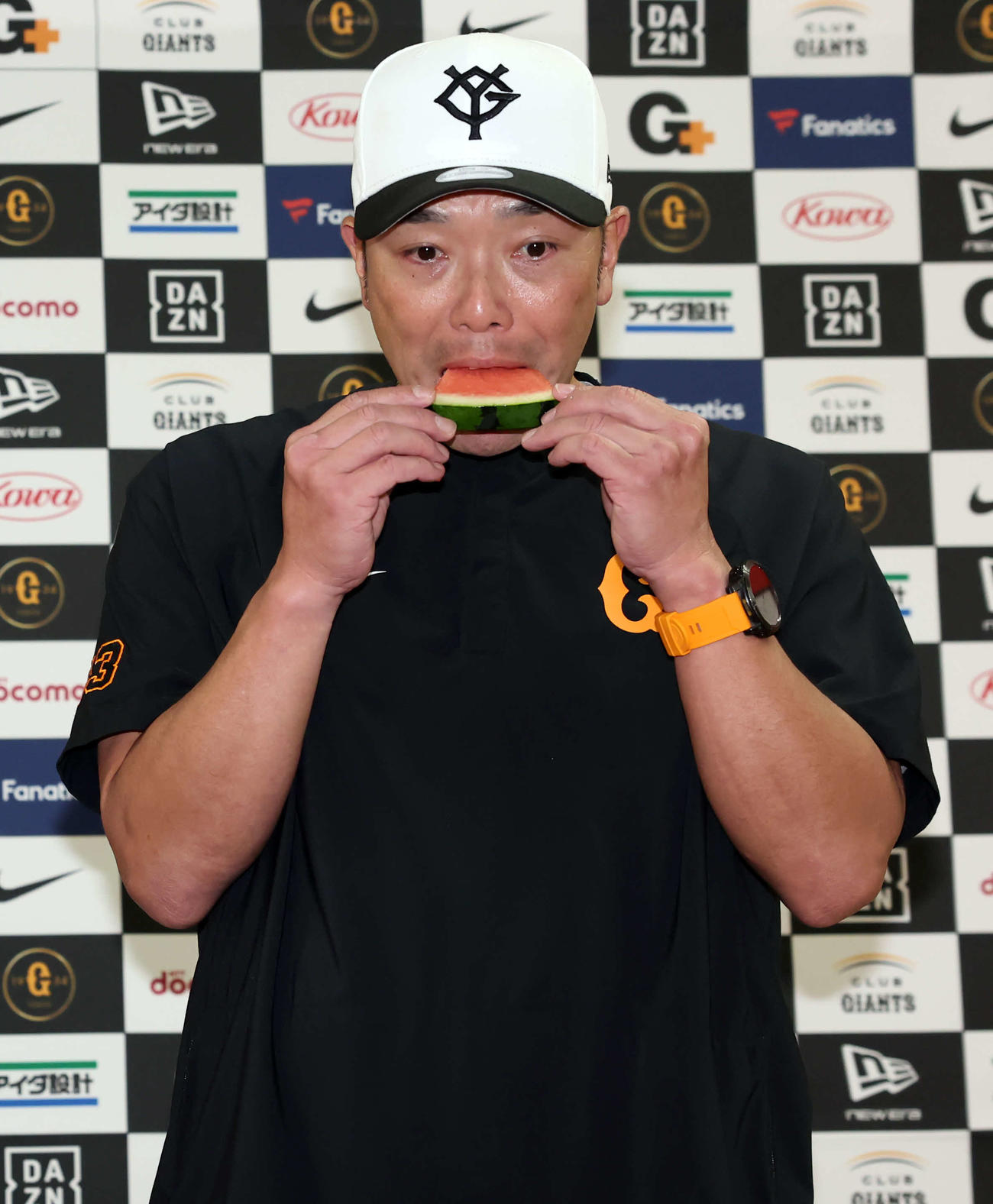 巨人対日本ハム　試合前、冨里市からスイカを贈られパクリと食べる巨人阿部監督（撮影・浅見桂子）