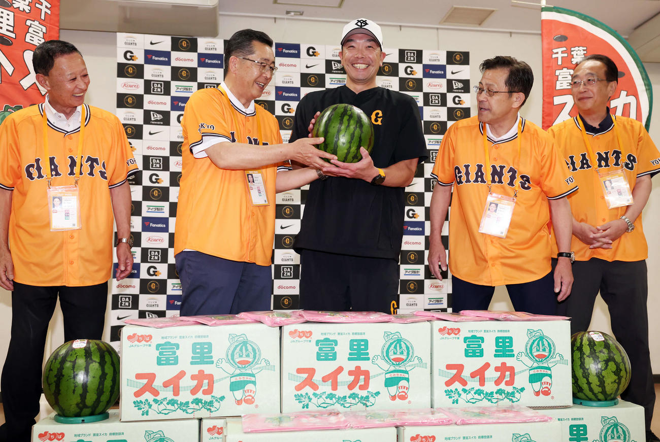 巨人対日本ハム　試合前、冨里市からスイカの贈呈を受け笑顔の巨人阿部監督（中央）（撮影・浅見桂子）