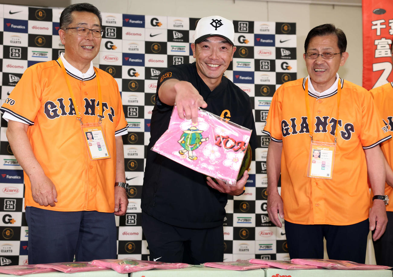 巨人対日本ハム　試合前、冨里市からスイカの贈呈を受け、キャラクタータオルを手に笑顔の巨人阿部監督（中央）（撮影・浅見桂子）