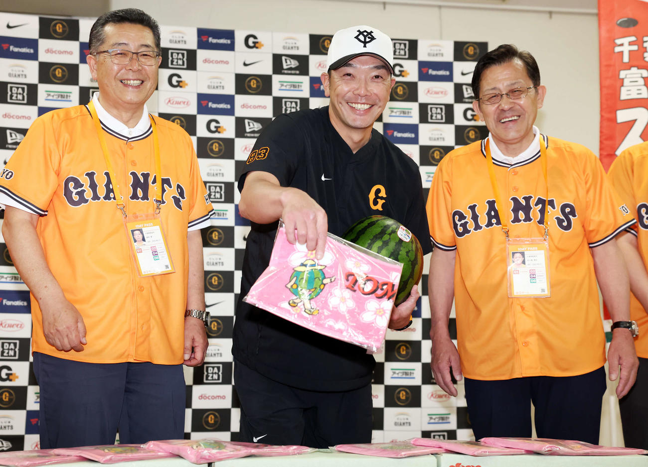 巨人対日本ハム　試合前、冨里市からスイカの贈呈を受け、キャラクタータオルを手に笑顔の巨人阿部監督（中央）（撮影・浅見桂子）