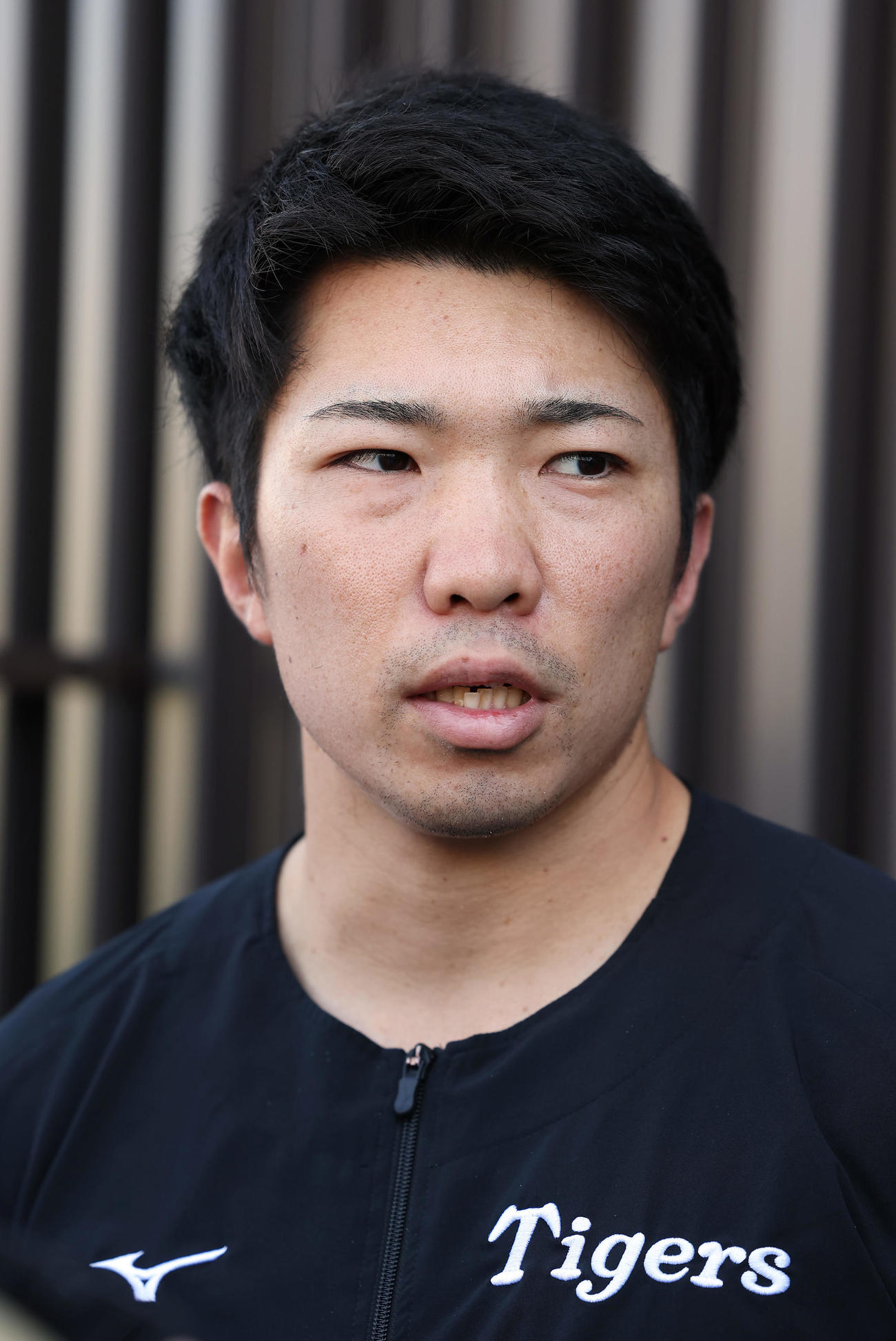 球場に姿を見せ、取材に応じる阪神石井（撮影・前田充）