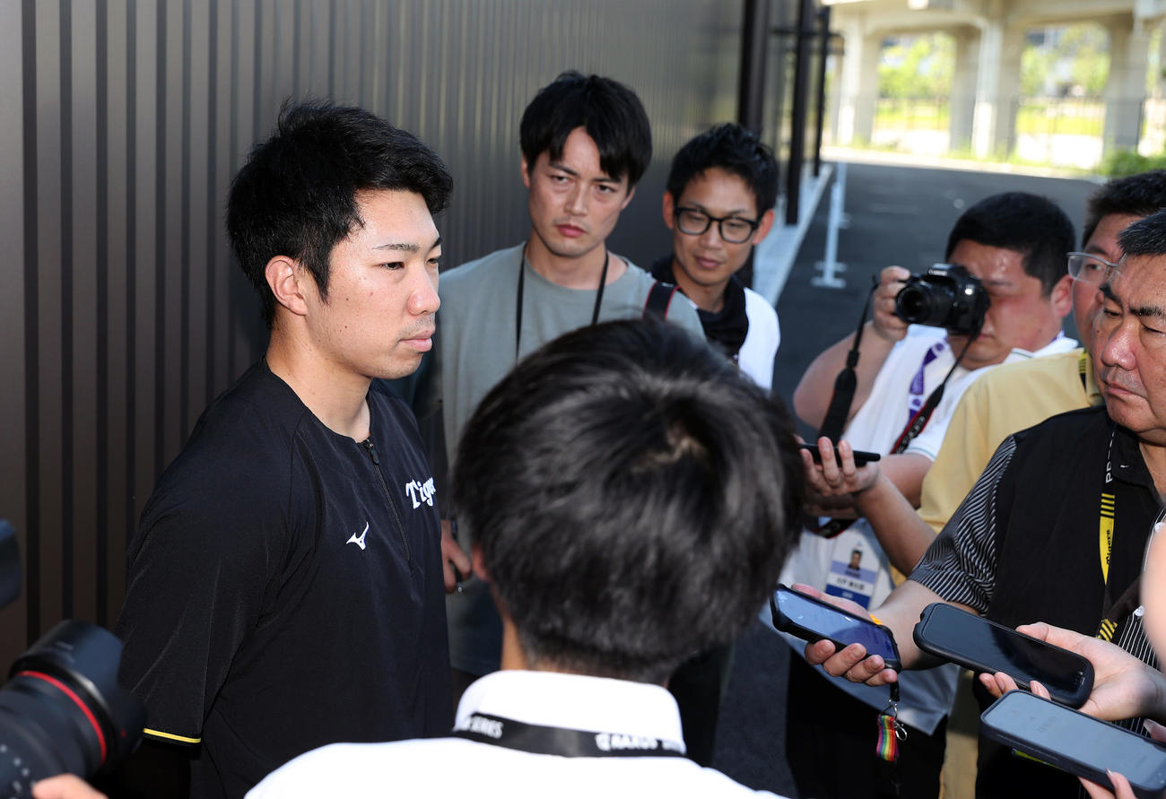 球場に姿を見せ、取材に応じる阪神石井（撮影・前田充）