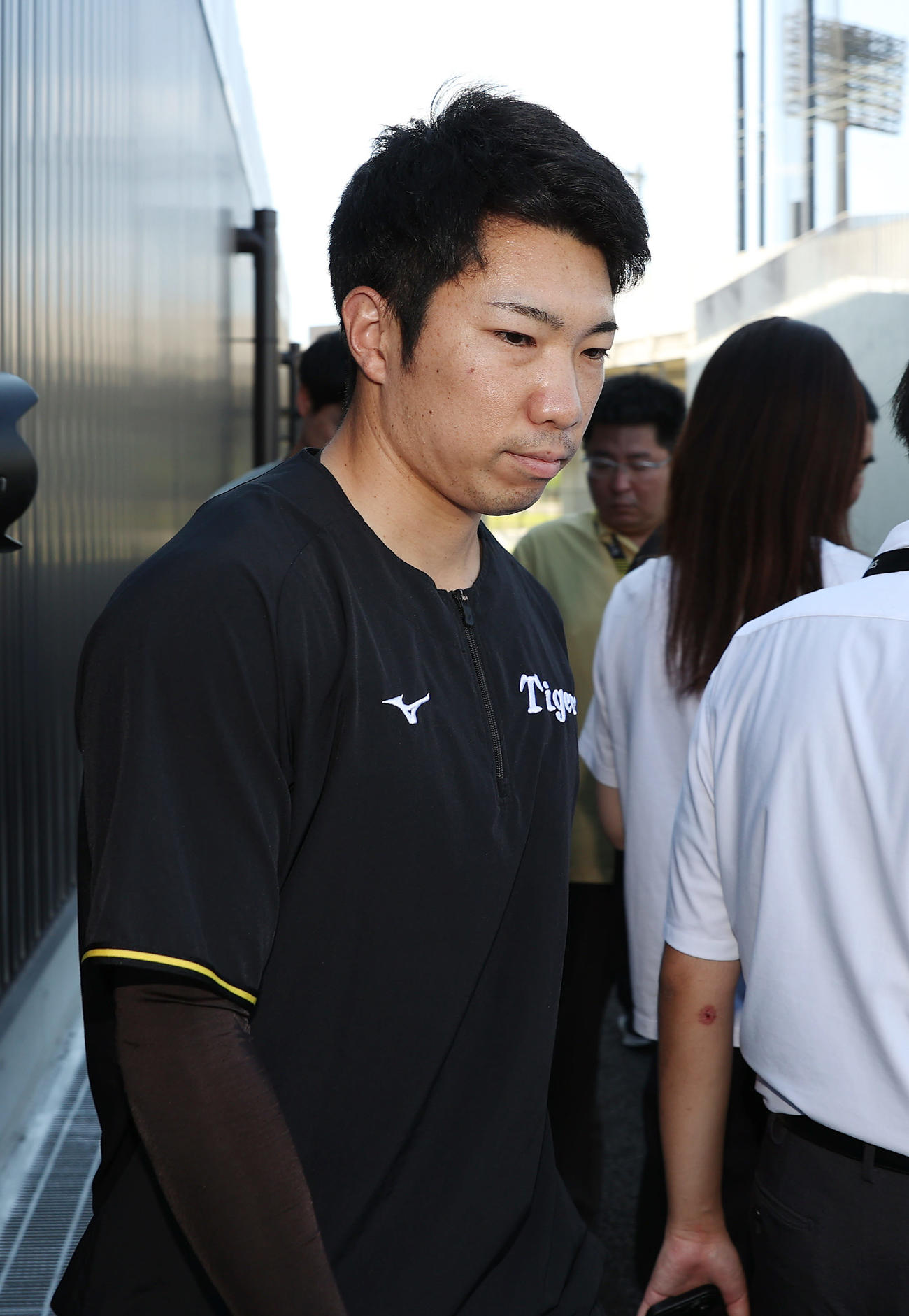 球場に姿を見せ、取材に応じた阪神石井（撮影・前田充）