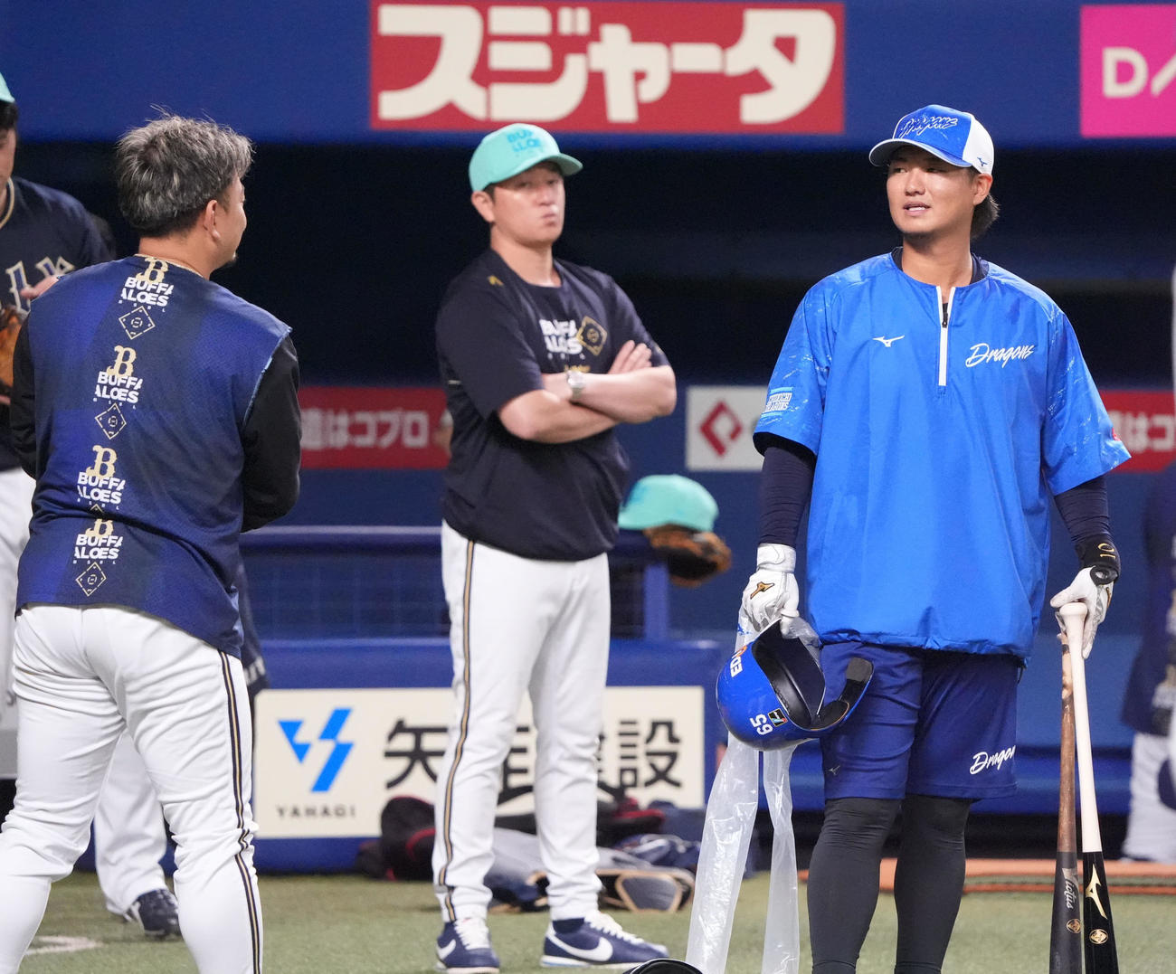 中日対オリックス　試合前、森（左）と言葉を交わす佐藤（撮影・森本幸一）